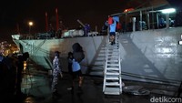 Personel Komando Pasukan katak (Kopaska) melakukan persiapan untuk melakukan percarian Sriwijaya Air SJ182 di JICT2, Jakarta Utara, Sabtu (9/1/2021) malam.