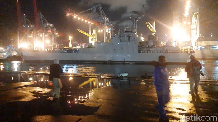KRI Gilimanuk berangkat ke Pulau Laki mencari pesawat Sriwijaya Air SJ182