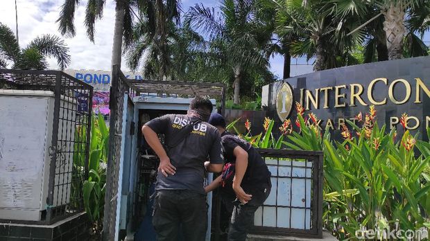Lampu lalu lintas di perempatan PIM mati. Petugas PLN dan Dinas Perhubungan mengecek tower listrik (Syahidah Izzata Sabiila/detikcom)