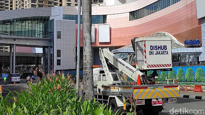 Lampu lalu lintas di perempatan PIM mati. Petugas PLN dan Dinas Perhubungan mengecek tower listrik (Syahidah Izzata Sabiila/detikcom)