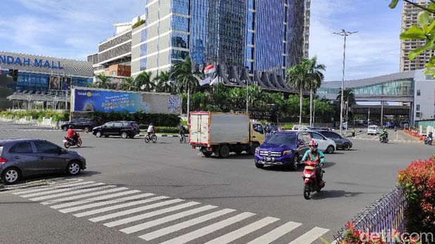 Lampu lalu lintas di perempatan PIM mati. Petugas PLN dan Dinas Perhubungan mengecek tower listrik (Syahidah Izzata Sabiila/detikcom)