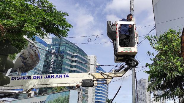 Lampu lalu lintas di perempatan PIM mati. Petugas PLN dan Dinas Perhubungan mengecek tower listrik (Syahidah Izzata Sabiila/detikcom)