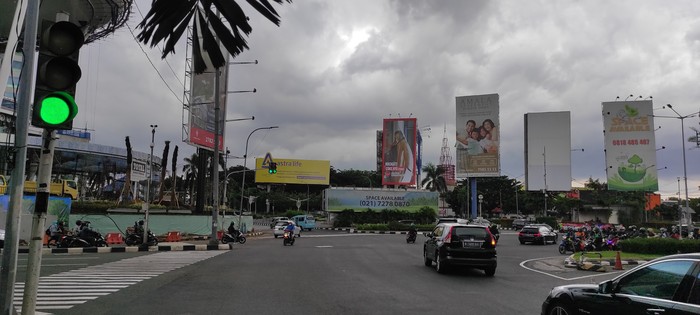 Lampu lalu lintas tambahan di perempatan Pondok Indah Mall, Jakarta Selatan.