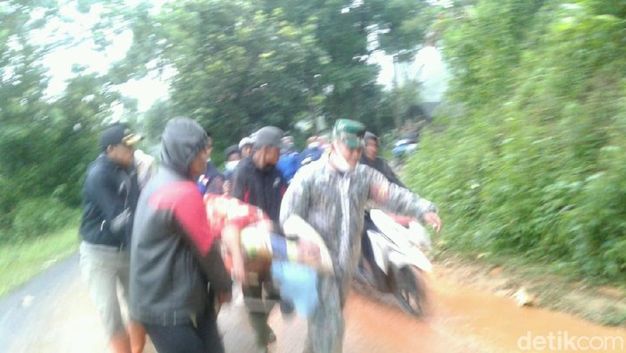 Longsor di Garut, ibu melahirkan ditandu