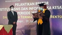 Moermahadi Soerja membacakan sumpah saat dilantik menjadi rektor Institut Bisnis dan Informatika Kesatuan (IBIK) Bogor.