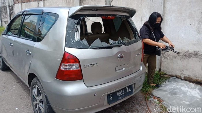 Minibus Diamuk Massa Usai Tabrak Lari Biker di Jombang