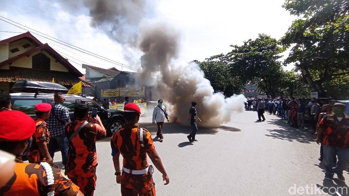 Musda Golkar Pangandaran diwarnai aksi demo dan bakar motor warga