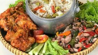 Agar lebih praktis Nasi Liwet khas Sunda bisa dibuat dengan rice cooker. Tinggal menaruh ke dalam kastrol berikut lauk toppingnya. Berikut ini cara membuatnya. Foto: Dok. MasakMasakTransTV
