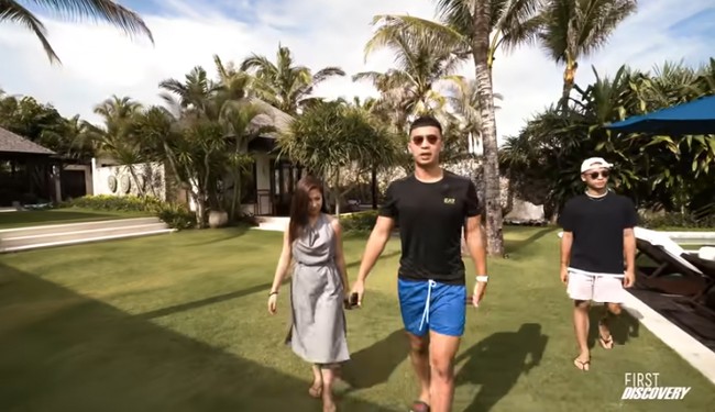 Nikita Willy masih memperpanjang liburannya di Bali. Setelah menghabiskan malam tahun baru di Ubud, Bali. Nikita Willy pindah tempat ke sebuah villa mewah di daerah Ungasan. Villa mewah tersebut ternyata milik kakak ipar Nikita Willy.  Foto: dok. Youtube