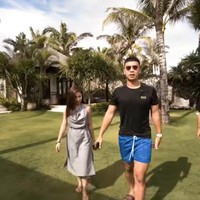 Nikita Willy masih memperpanjang liburannya di Bali. Setelah menghabiskan malam tahun baru di Ubud, Bali. Nikita Willy pindah tempat ke sebuah villa mewah di daerah Ungasan. Villa mewah tersebut ternyata milik kakak ipar Nikita Willy.  Foto: dok. Youtube