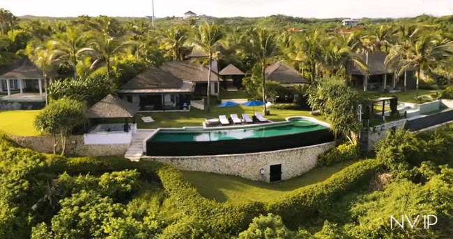 Selain memiliki kolam renang di bagian dalam, villa ini pun dilengkapi fasilitas kolam renang di luar dengan pemandangan yang menakjubkan. Foto: dok. Youtube