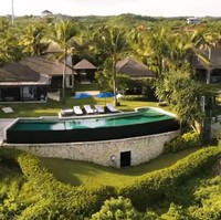 Selain memiliki kolam renang di bagian dalam, villa ini pun dilengkapi fasilitas kolam renang di luar dengan pemandangan yang menakjubkan. Foto: dok. Youtube