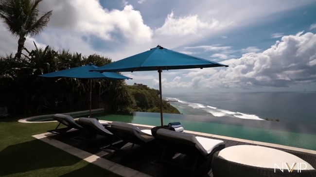 Menakjubkannya, pemandangan dari villa tersebut langsung menghadap Samudera Hindia.  Foto: dok. Youtube