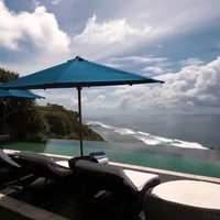 Menakjubkannya, pemandangan dari villa tersebut langsung menghadap Samudera Hindia.  Foto: dok. Youtube