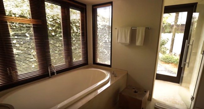 Lewat channel Youtubenya, Nikita dan suaminya Indra Priawan melakukan room tour villa mewah tersebut.  Foto: dok. Youtube