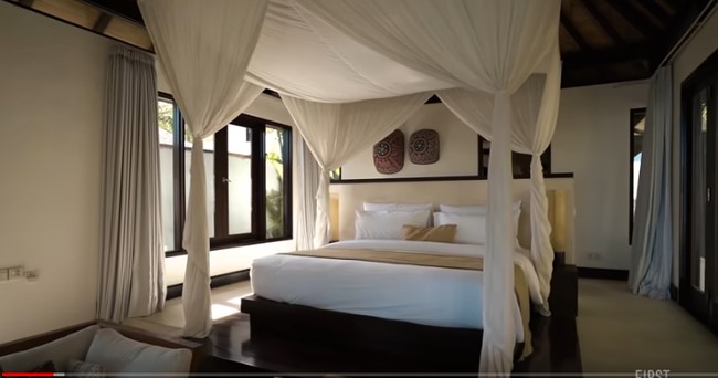 Inilah salah satu kamar di villa Pawana The Ungasan tersebut. Ruangan ini merupakan salah satu kamar terbesar di villa tersebut.  Foto: dok. Youtube