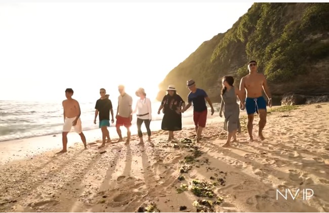 Dalam kesempatan tersebut, Nikita berlibur bersama keluarga besar Indra. Mereka menikmati sunset di pantai dan melakukan barbeque pada malam harinya.  Foto: dok. Youtube