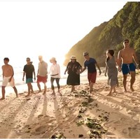 Dalam kesempatan tersebut, Nikita berlibur bersama keluarga besar Indra. Mereka menikmati sunset di pantai dan melakukan barbeque pada malam harinya.  Foto: dok. Youtube