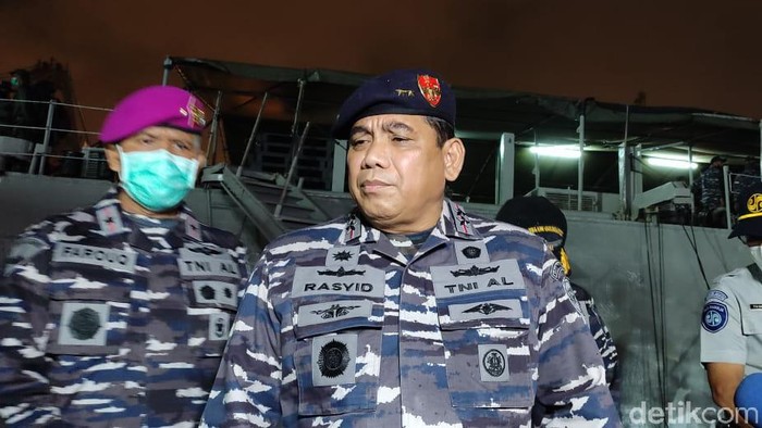 Pangkoarmada 1, Laksamana Muda Abdul Rasyid Kacong, menjelaskan soal pengerahan penyelam TNI AL-10 KRI untuk pencarian Sriwijaya Air yang jatuh dekat Pulau Laki, Kepulauan Seribu (Taufieq/detikcom)