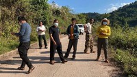 Jalur ke arah Gua Wanlin juga dijaga ketat oleh polisi berpakaian preman, mereka memblokir akses ke jalan dan menuju situs itu. 