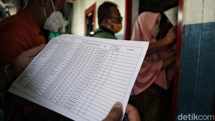 Pemerintah melalui Kemensos mulai menyalurkan bantuan sosial tunai (BST), Sabtu (9/1/2021). Warga yang menerima bansos di antaranya tinggal Rusun Koja, Jakarta Utara.