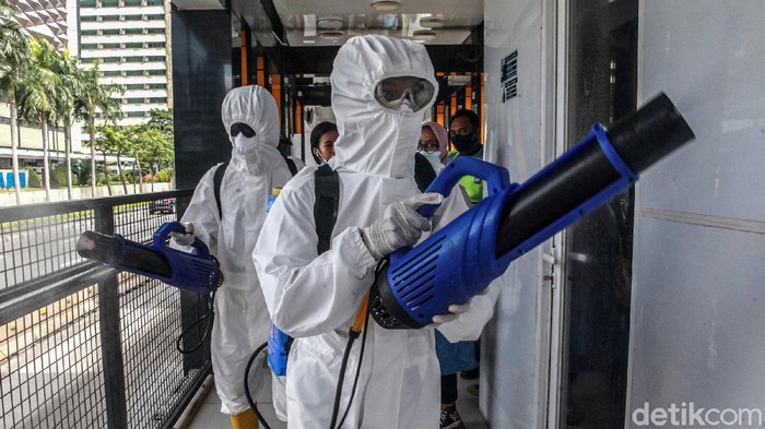 Petugas dari Tim Dekontaminasi Badan Intelijen Negara (BIN) melakukan disinfektan di Halte Tosari, Jl MH Thamrin, Jakarta, Sabtu (9/1/2021). Desinfektan dilakukan di tempat umum untuk meminimalisir dampak virus Corona COVID-19. Saat ini, Jakarta memiliki kasus aktif tertinggi sejak awal pandemi Maret 2020 dengan kasus aktif mencapai 17.382 orang.