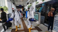 Halte tetap beroperasi normal saat petugas melakukan penyemprotan disinfektan.
