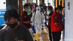 Penyemprotan Disinfektan di Halte Busway