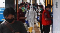Petugas bersiap melakukan penyemprotan disinfektan untuk mencegah penyebaran virus Corona, Sabtu (9/1/2021).