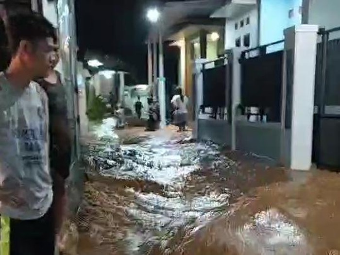 Permukiman warga di Desa Tenggeles Kecamatan Mejobo Kudus terendam banjir karena tanggul Sungai Piji jebol, Sabtu (9/1/2021).
