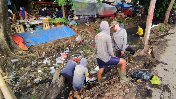 Petugas gabungan dari Pemerintah Kota (Pemkot) Tangerang membersihkan sampah di Sungai Irigasi Sipon, Kota Tangerang (Taufieq/detikcom)