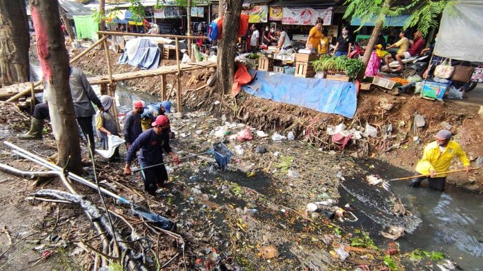 Petugas gabungan dari Pemerintah Kota (Pemkot) Tangerang membersihkan sampah di Sungai Irigasi Sipon, Kota Tangerang (Taufieq/detikcom)