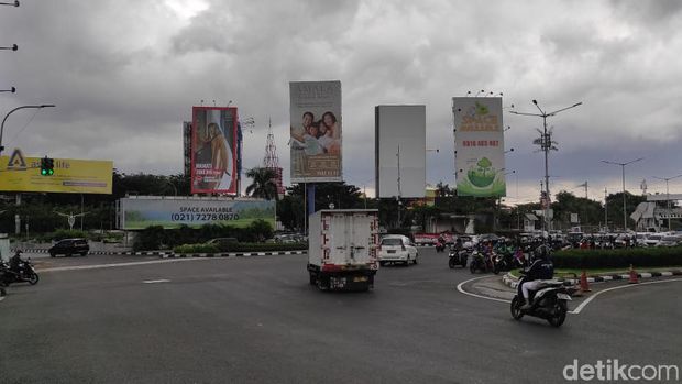 Petugas memasang lampu tambahan di perempatan PIM Jaksel sebagai solusi 'lampu hijau nyala bareng' (Syahidah Izzata Sabiila/detikcom)
