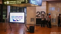 Petugas berjaga di posko crisis center Sriwijaya Air SJ182 di Terminal 2D Bandara Soekarno-Hatta, Tangerang, Banten, Sabtu (9/1/2021).