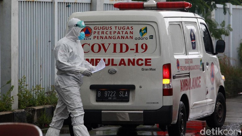 Potret Ambulans Bersliweran Bawa Pasien Corona ke Wisma Atlet Para tenaga kesehatan dengan baju hazmat dan peralatan lengkap membawa pasien menggunakan mobil ambulans ke Rumah Sakit Darurat Penanganan COVID-19 (RSDP) Wisma Atlet, Jakarta, Sabtu (9/1/2021).