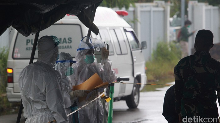 Para tenaga kesehatan dengan baju hazmat dan peralatan lengkap membawa pasien menggunakan mobil ambulans ke Rumah Sakit Darurat Penanganan COVID-19 (RSDP) Wisma Atlet, Jakarta, Sabtu (9/1/2021).