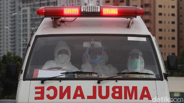 Para tenaga kesehatan dengan baju hazmat dan peralatan lengkap membawa pasien menggunakan mobil ambulans ke Rumah Sakit Darurat Penanganan COVID-19 (RSDP) Wisma Atlet, Jakarta, Sabtu (9/1/2021).