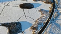 Biasanya danau ini dimanfaatkan warga untuk bermain ski, namun jika suhu ekstrem melanda danau ini tampak sepi.