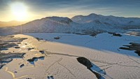 Penampakan danau Lochan na Achlaise yang membeku di Glen Coe, Skotlandia, Jumat (8/1/2021) waktu setempat. Penampakan danau Lochan na Achlaise yang membeku di Glen Coe, Skotlandia, Jumat (8/1/2021) waktu setempat.