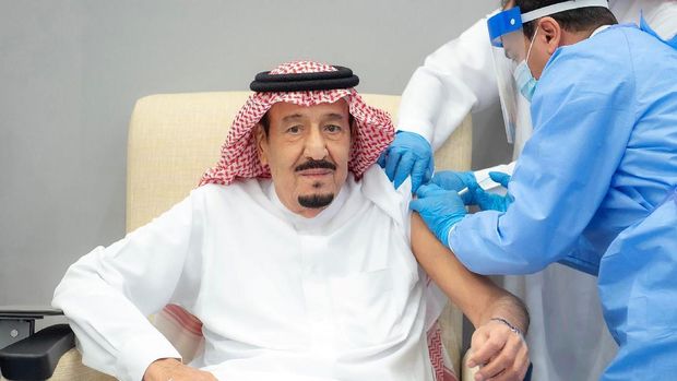 In this photo released by Saudi Press Agency, SPA, Saudi Arabia's King Salman receives the first dose of the Pfizer COVID-19 vaccine in Neom, Saudi Arabia, Friday, Jan. 8, 2021. (Saudi Press Agency via AP)