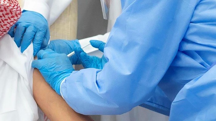Raja Salman Disuntik Vaksin Corona In this photo released by Saudi Press Agency, SPA, Saudi Arabias King Salman receives the first dose of the Pfizer COVID-19 vaccine in Neom, Saudi Arabia, Friday, Jan. 8, 2021. (Saudi Press Agency via AP)