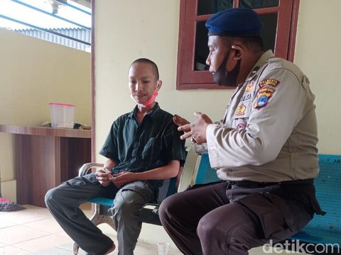 Satpolairud Polresta Banjarmasin mengamankan pria yang hendak 'berlayar' dari Banjarmasin ke Yogyakarta pakai rakit bambu (dok Polresta Banjarmasin)
