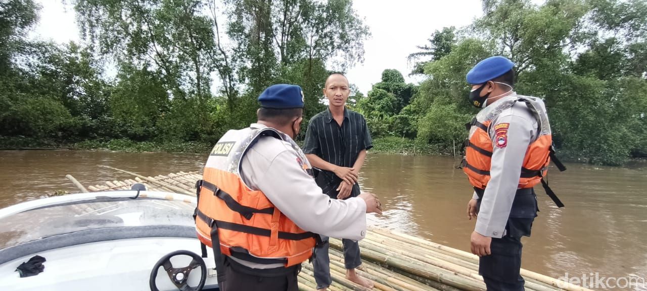 Satpolairud Polresta Banjarmasin mengamankan pria yang hendak 'berlayar' dari Banjarmasin ke Yogyakarta pakai rakit bambu (dok Polresta Banjarmasin)