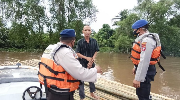 Satpolairud Polresta Banjarmasin mengamankan pria yang hendak berlayar dari Banjarmasin ke Yogyakarta pakai rakit bambu (dok Polresta Banjarmasin)