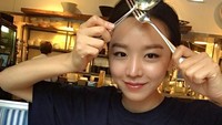 Berada di sebuah restoran, Hye Sun membagikan foto lucunya dengan sendok dan garpu. Sepertinya Hye Sun tak sabar menunggu makanannya tiba. Foto: Instagram @shinhs831