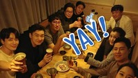 Hye Sun lagi-lagi membagikan momennya dengan para rekan kerja. Ia terlihat menikmati malam dengan segelas makgeolli dan camilan. Foto: Instagram @shinhs831