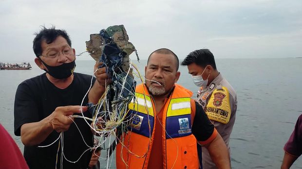 Sejumlah benda jatuh di laut sekitar perairan pulau lancang dan pulau laki  (Ist Basarnas)