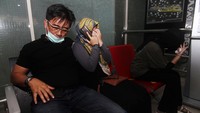 Sejumlah keluarga penumpang pesawat Sriwijaya Air telah berdatangan ke Bandara Supadio, Pontianak, Kalimantan Barat, Sabtu (9/1/2021).
