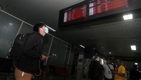 Seorang warga membaca informasi jadwal penerbangan di terminal kedatangan Bandara Supadio.