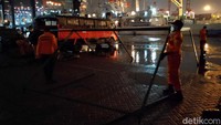 Polisi bekerja sama dengan pihak terkait kini membangun posko darurat di Dermaga JICT II, Tanjung Priok, Jakarta Utara, Sabtu (9/1/2021) malam.